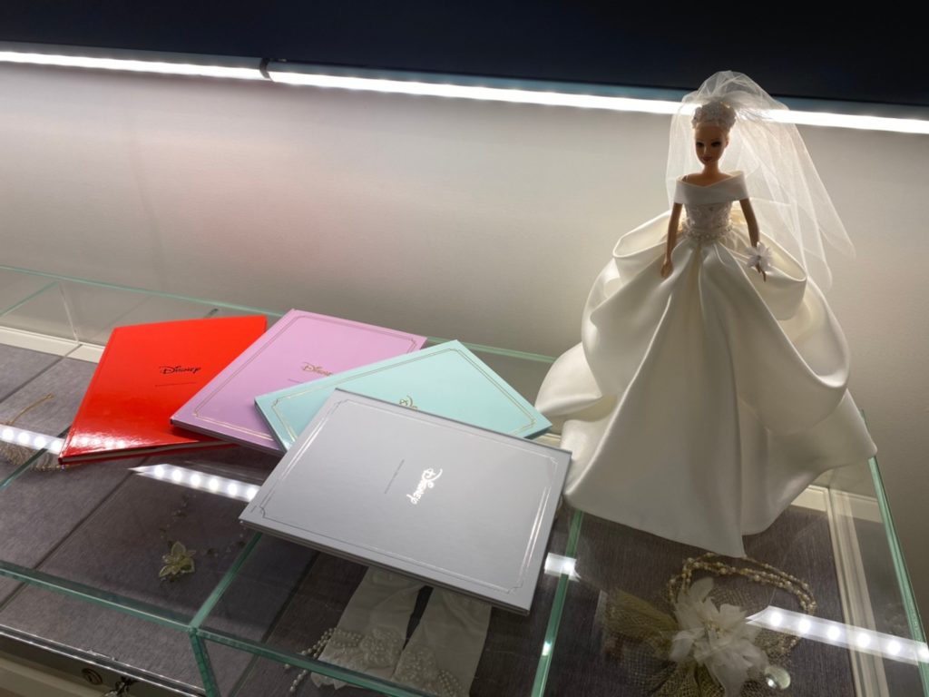 ウエディングドレスを着た人形